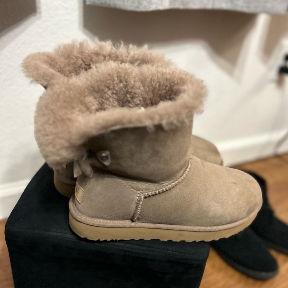 Gently Worn Ugg, Excellent Condition - image 6